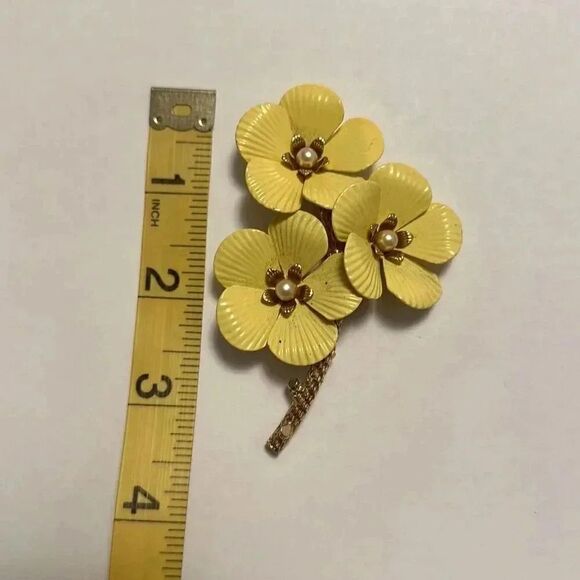 Vintage Sarah Coventry Brooch Enamel Yellow Flower Metal Blossoms - Picture 3 of 7